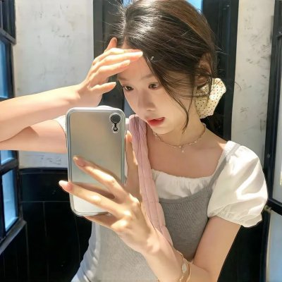 蓝色嘴巴的脸